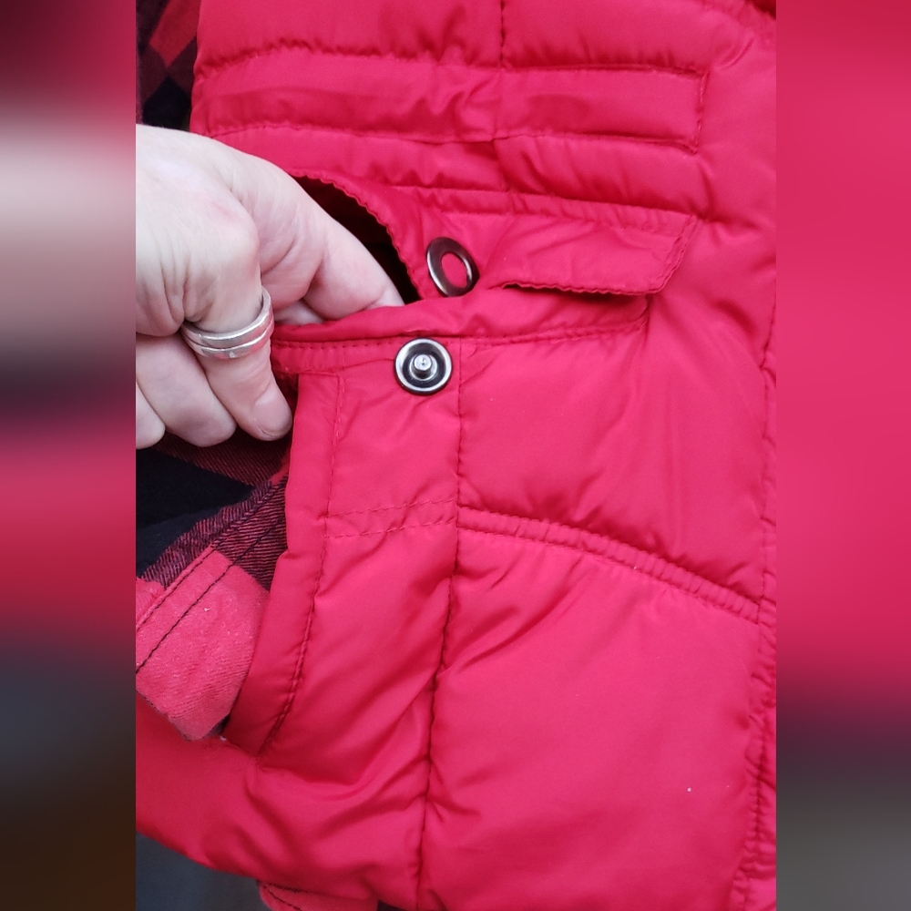 Faded Glory Red Vest w/Black Faux Fur hood, 4 pockets, snaps & zips NWOT - Picture 10 of 12